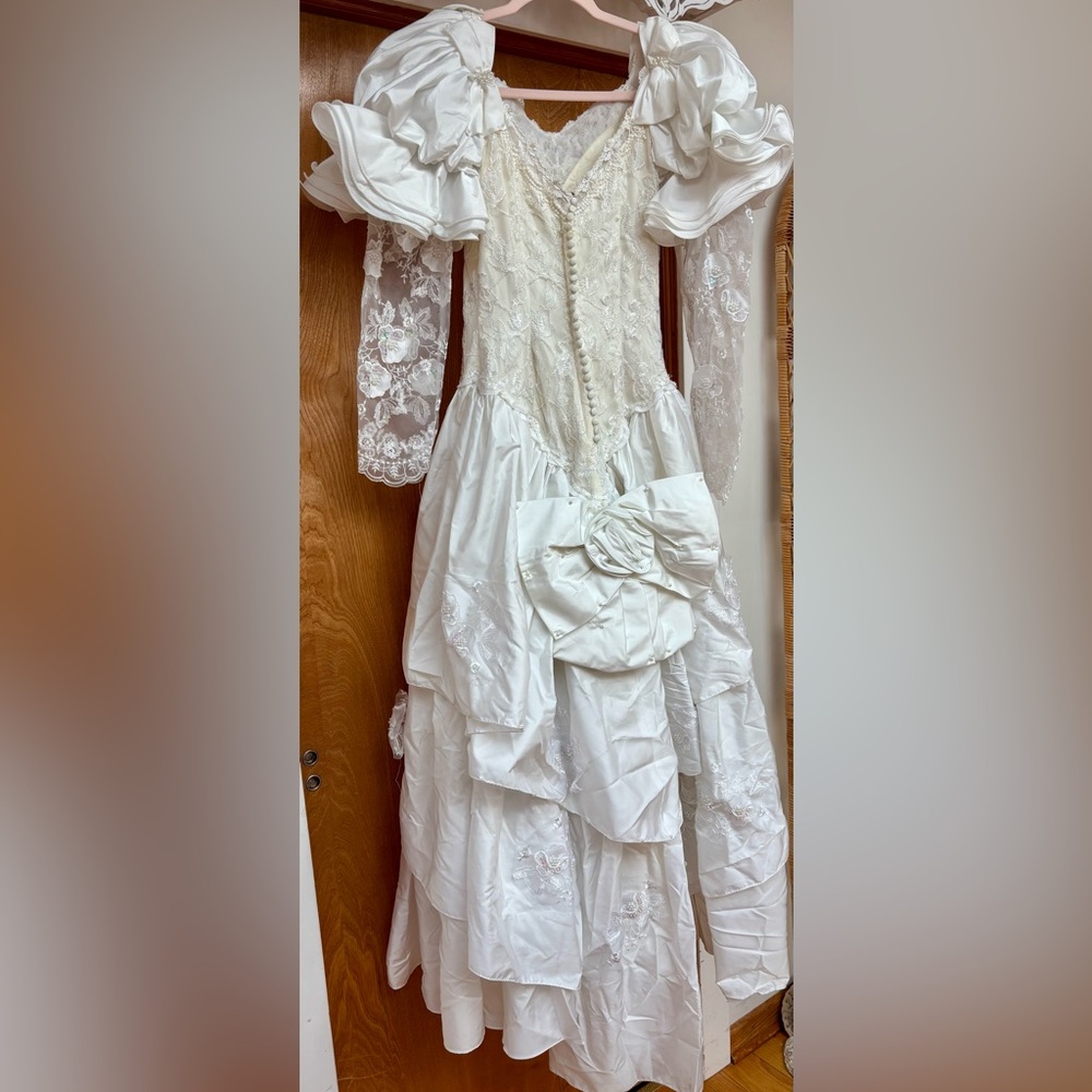 Vintage 80’s Wedding Dress lace and heart bow accents - Picture 3 of 16